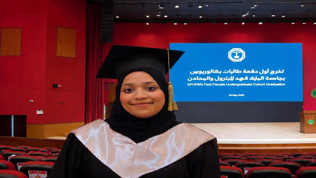 فاطمة بزرون تحقق مرتبة الشرف في مجال الحوسبة السحابية